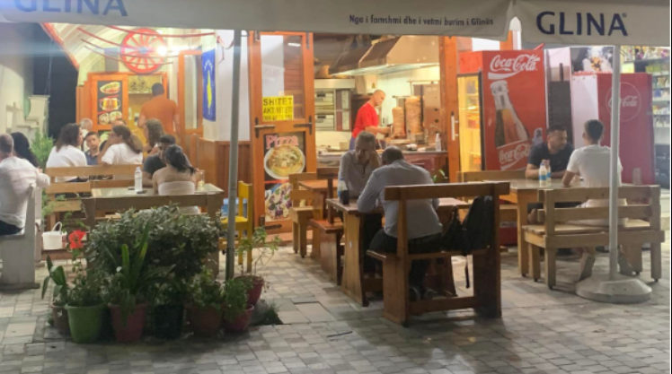 Italiani harron portofolin në piceri, pronarja e takon të nesërmen në rrugë…