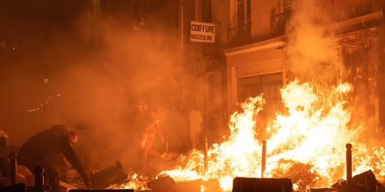 1 milion njerëz në sheshe, digjet bashkia e Bordeaux, Franca refuzon ligjin e Macron
