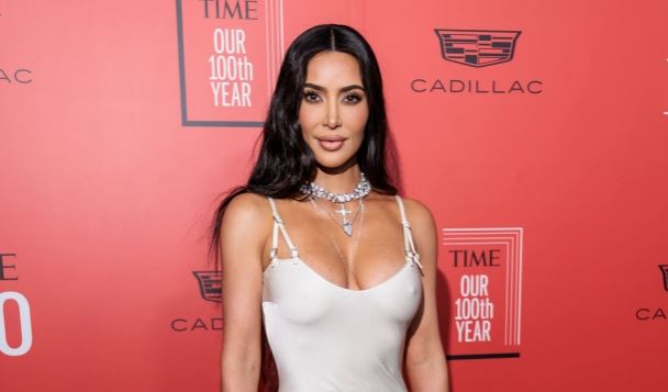 Kim Kardashian mahnit fansat me fustanin e saj në mbrëmjen gala të revistës “Time”