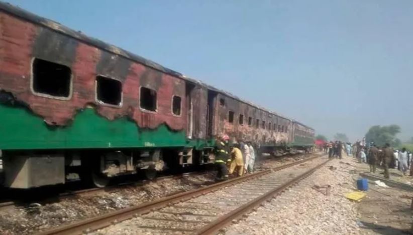 Të paktën 7 të vdekur nga zjarri në trenin e udhëtarëve në Pakistan