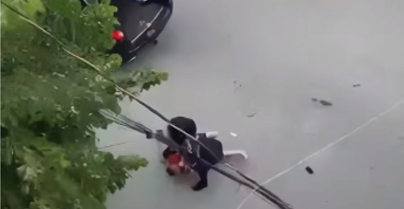Policët e Durrësit t*rrorizojnë të riun: Dorëzohu se të mas*krova, o klysh! Video