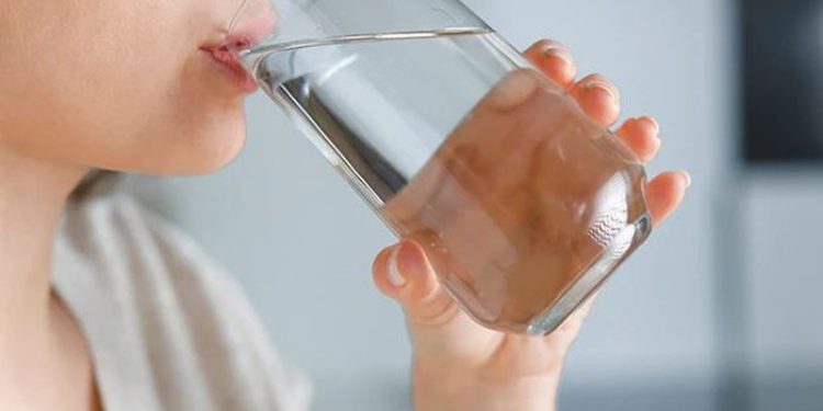 E keni ditur! Uji i tepërt e dëmton shëndetin tonë, ja sasi e rekomanduar ditore për të plotësuar nevojat trupore