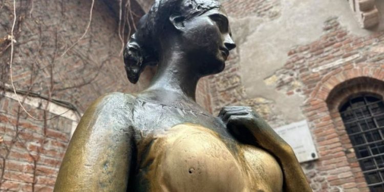Turistët, si hall për Zhuljetën e Romeos në Verona