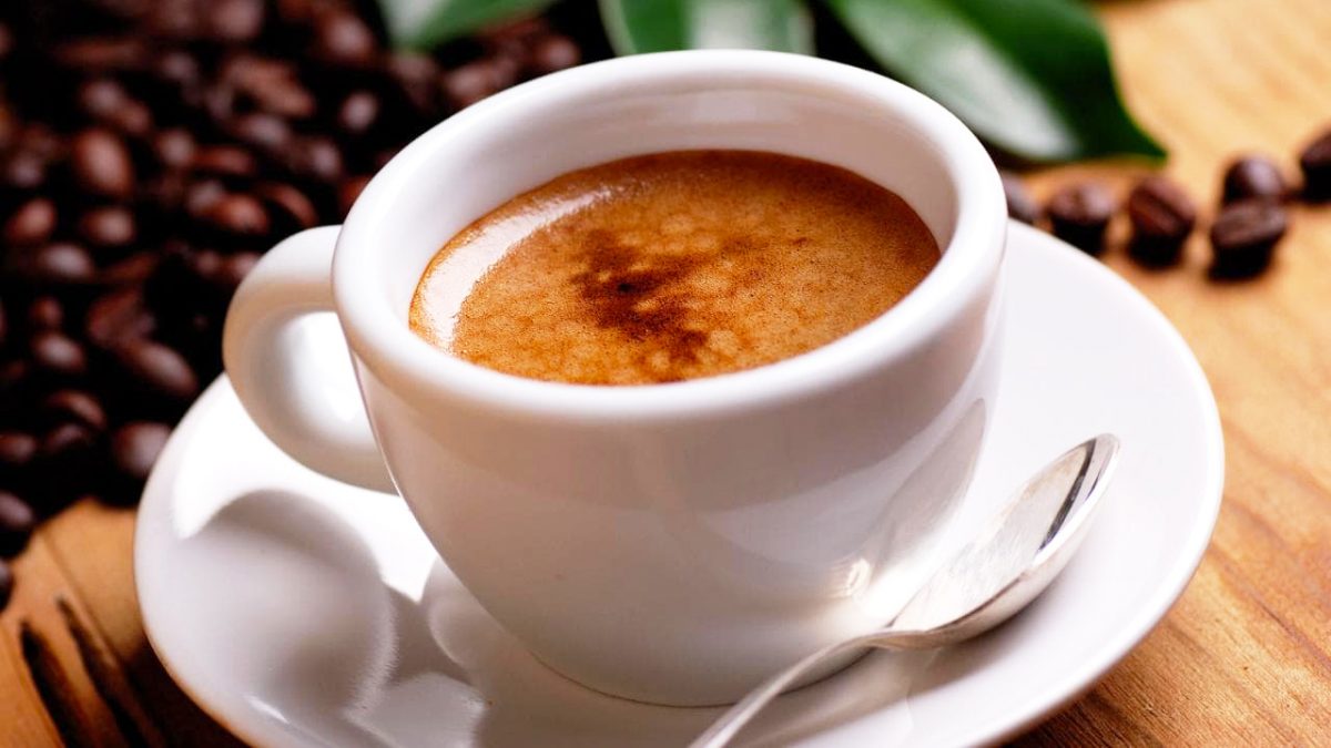 Si ndikon konsumi i kafesë tek personat që vuajnë nga hipertensioni