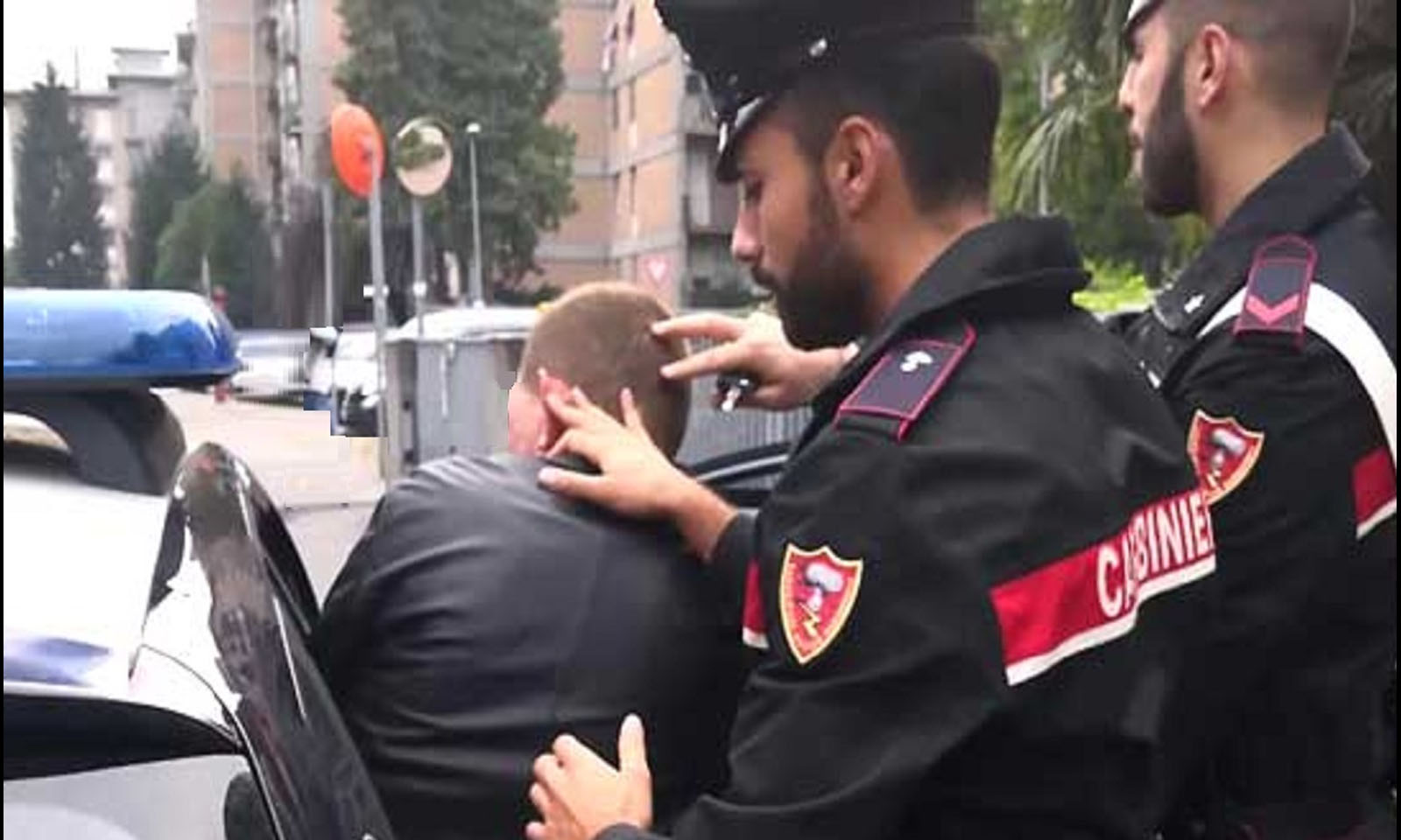 Vodhën mbi 100 mijë euro në markete në Itali, karabinierët arrestojnë 2 shqiptarët