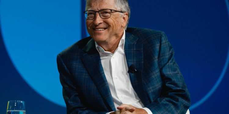 Si Bill Gates i tërheq fijet e Microsoft-it