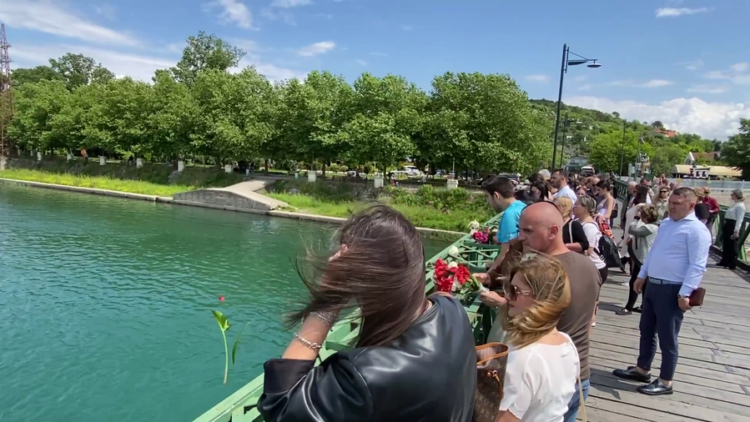 Të tronditur nga ngjarja e rëndë, qytetarët hedhin lule në lumin Buna