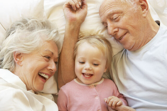 Studimi/ Fëmijët që rriten me gjyshërit janë më të lumtur