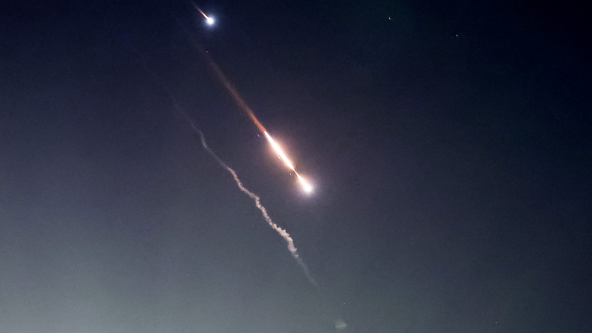 Izraeli nën alert! Ndizen sirenat në pjesën jugore, raketat duken mbi qiell!