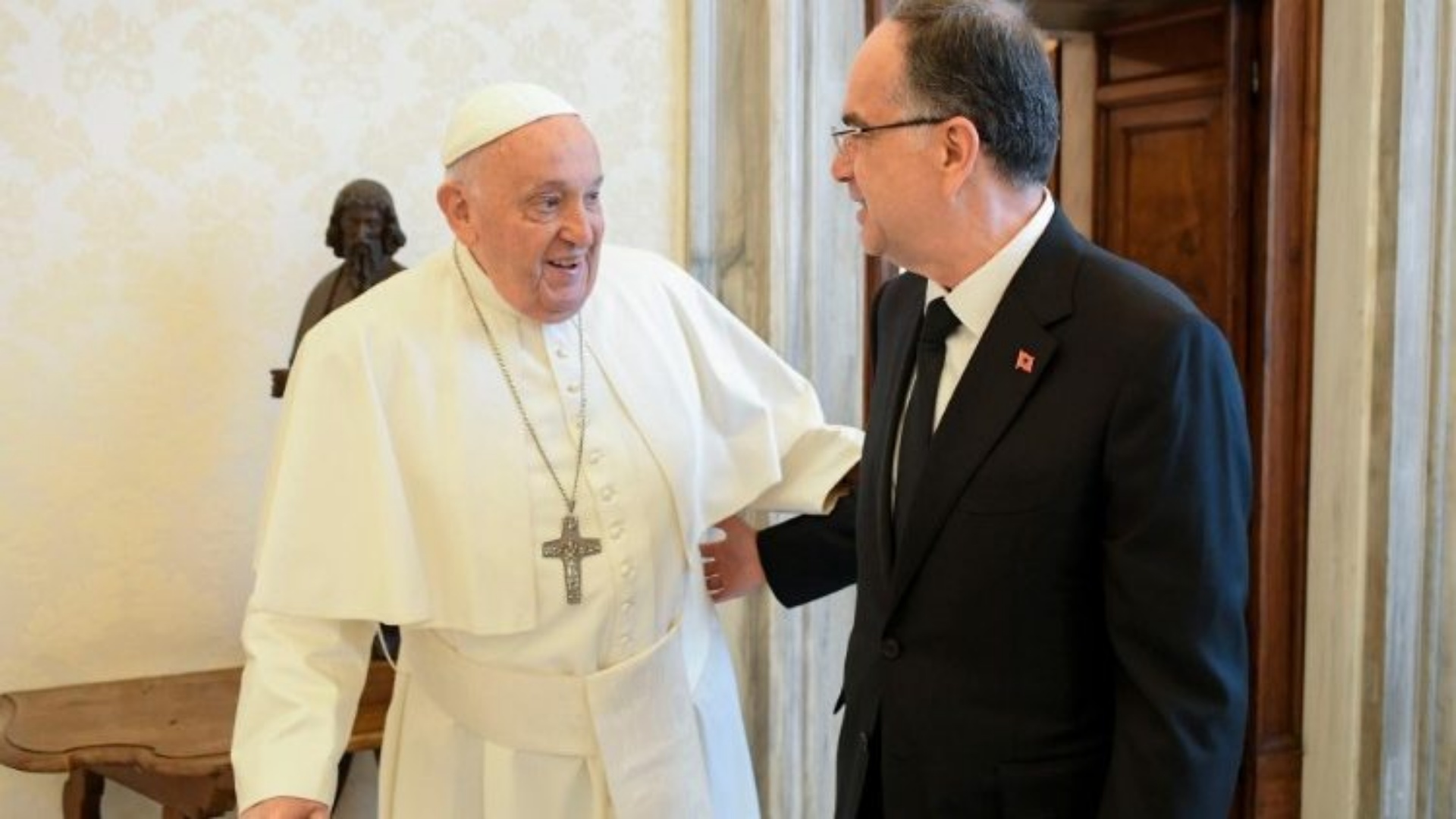 Presidenti Begaj pritet në Vatikan nga Papa Françesku: Shqipëria, në krah të aleatëve perëndimorë…