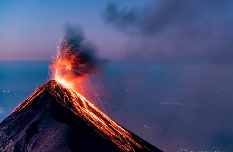 11 vullkane spektakolare për t’u eksploruar nga turistët e aventurës