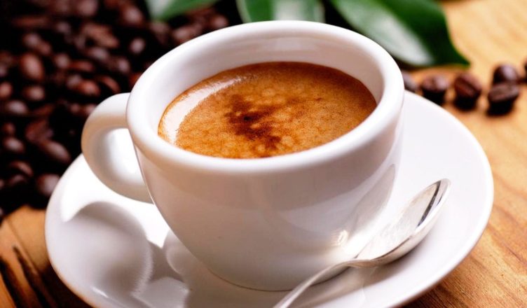 Rreziqet e Pirjes së Kafesë me Stomakun Bosh