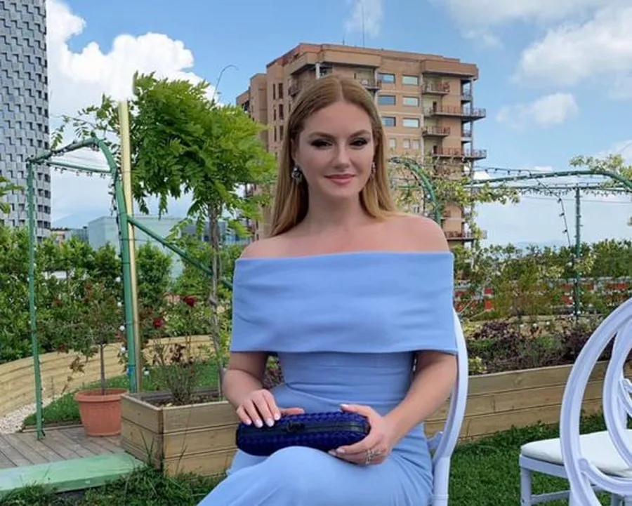 Dali fotot e para të Ajola Xoxës me barkun e rrumbullakosur