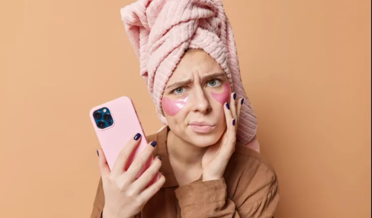 Dy kërcënimet që “fsheh” smartfoni për lëkurën tonë