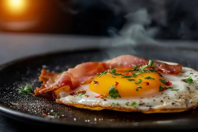 E dini çfarë ndodh me trupin nëse e konsumoni mëngjesin vonë?