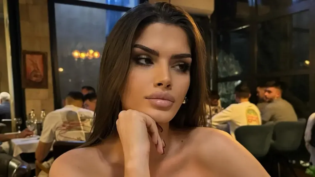 Gruaja e Bleros, Eronita, del në kafe me ‘pizhama’