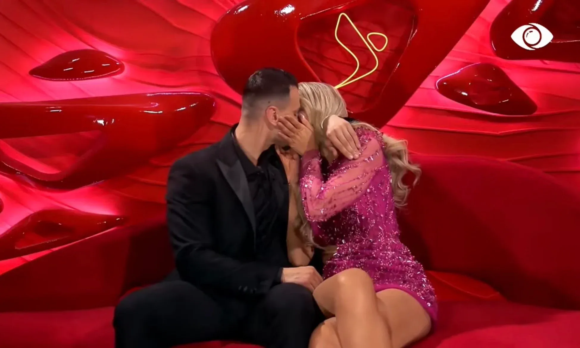 Mateo dhe Brikena në dhomën e rrëfimit, përjetojnë puthjen e tyre të parë/ VIDEO