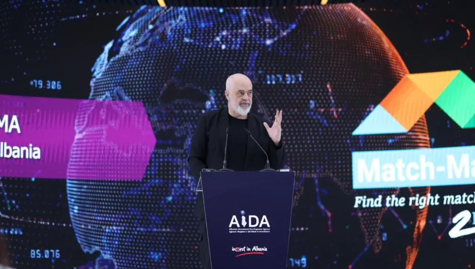 Rama u jep investitorëve të huaj “recetën magjike”: Një gotë raki për të harruar korrupsionin në Shqipëri