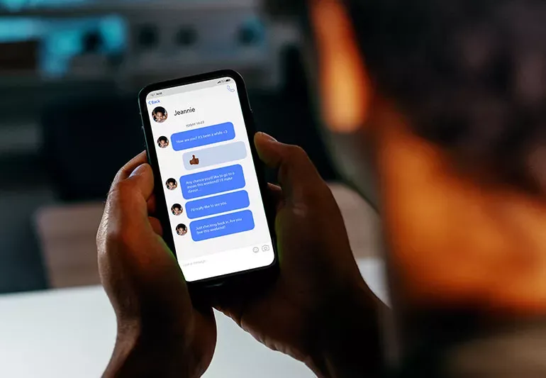 Të shkruan, zhduket dhe rikthehet: fenomeni që po çmend njohjet moderne