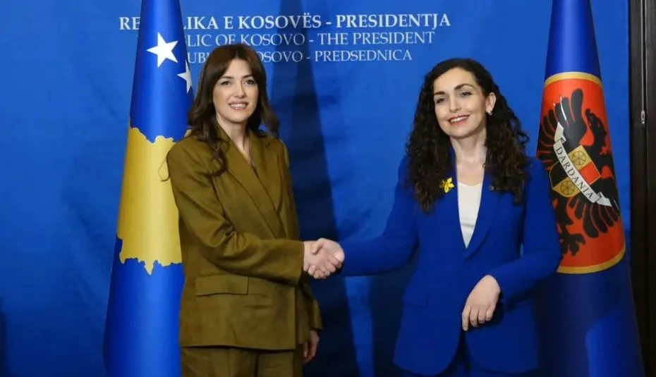 I përfundoi mandati, Vjosa Osmani i dorëzon detyrën e Presidentes Albulena Haxhiut: Po lë pas një punë të jashtëzakonshme, Kreu i ri i Shtetit të zgjidhet sa më shpejt