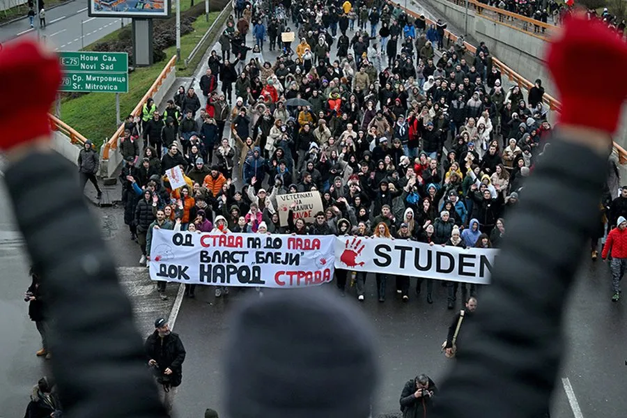 Shpërthejnë protestat në Serbi, studentët përplasen me policinë në Universitetin e Beogradit
