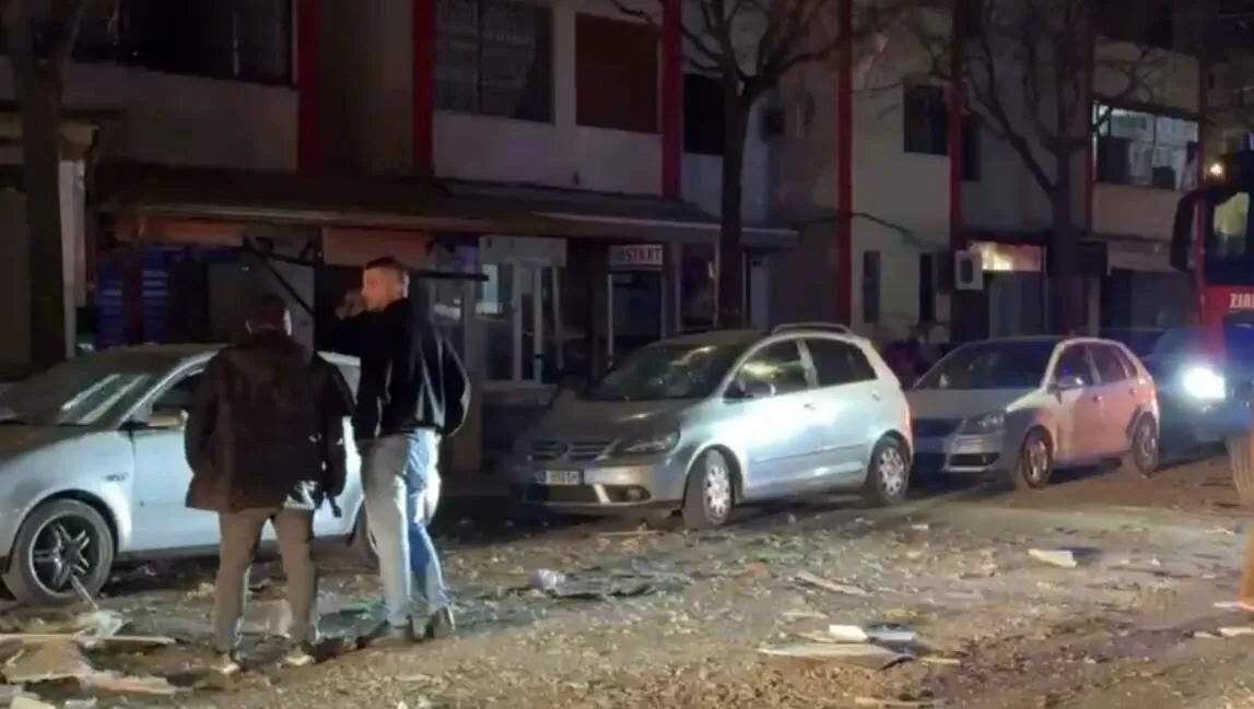 Shpërthimi i fuqishëm në një byrektore në Lezhë, reagon policia: Ishte bombol gazi, automjete dhe tetë biznese të dëmtuara