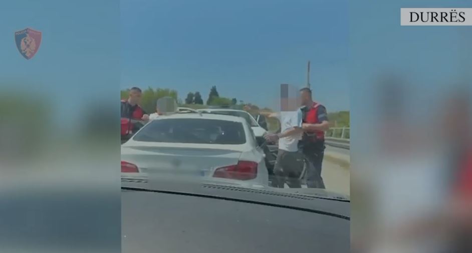Shisnin drogë pranë shkollave në Shijak dhe Manzë, 17 të arrestuar, një në kërkim