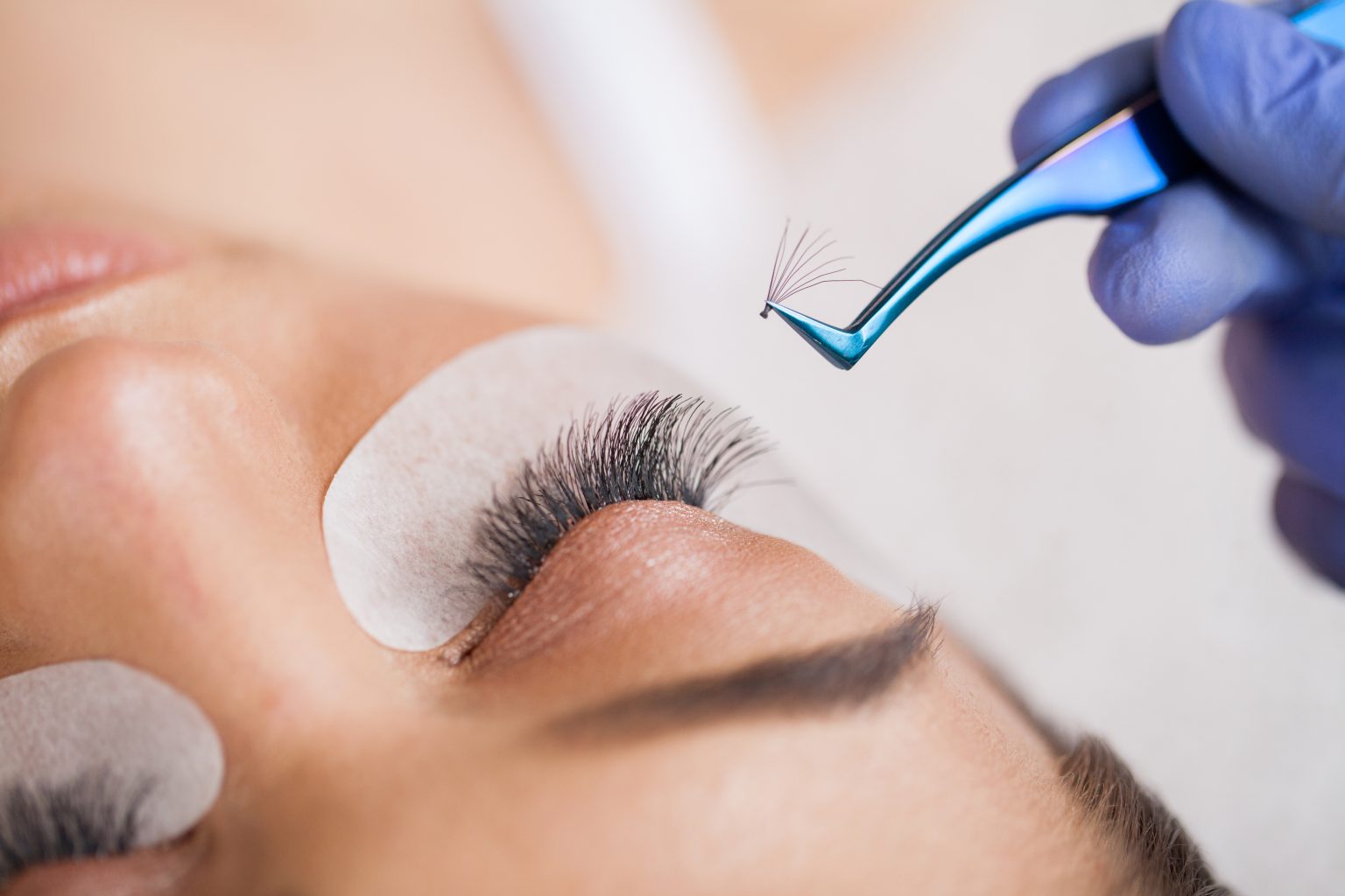 Ekspertet paralajmërojnë për “eyelash extensions”
