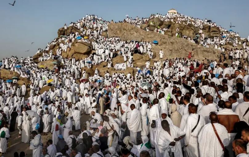 Miliona pelegrinë myslimanë mblidhen në Arafat
