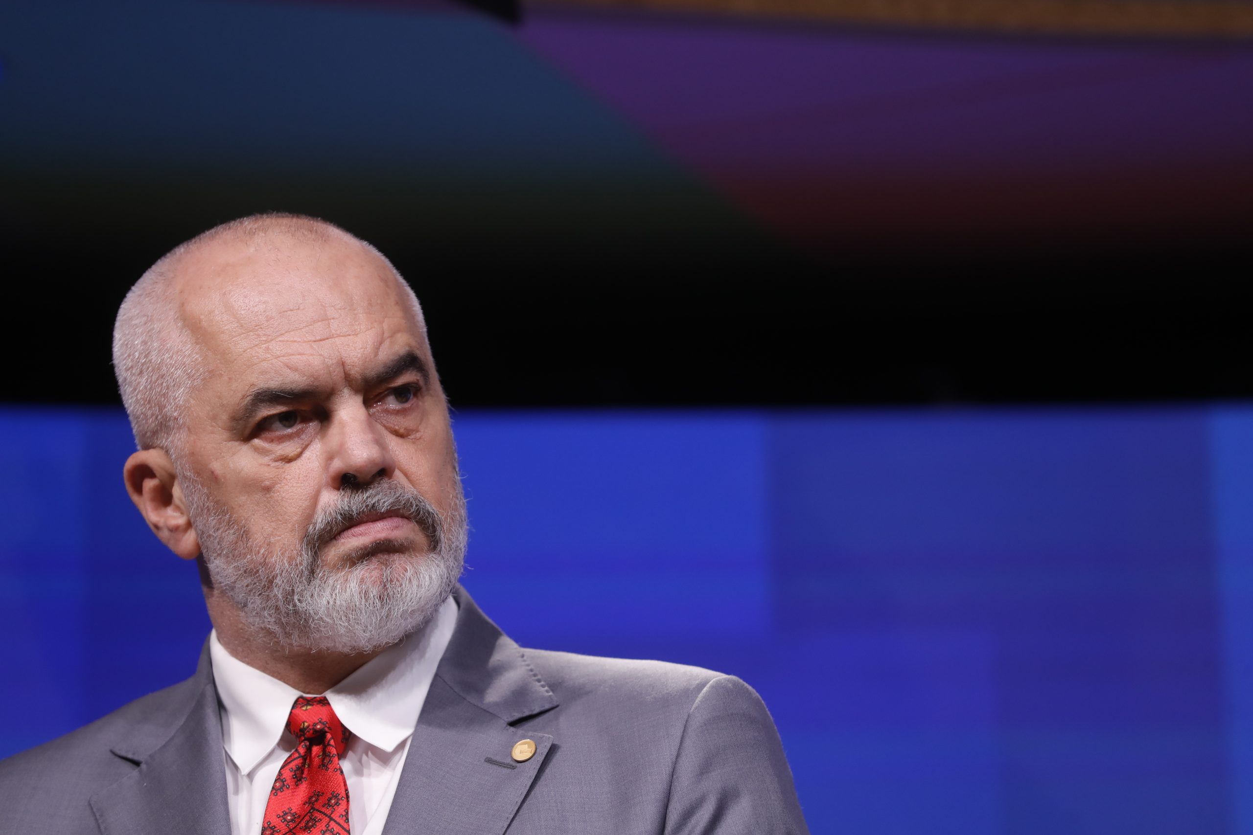 Edi Rama: Edhe 500 mijë veta të dalin në shesh, ndërtimi i resortit nuk anulohet